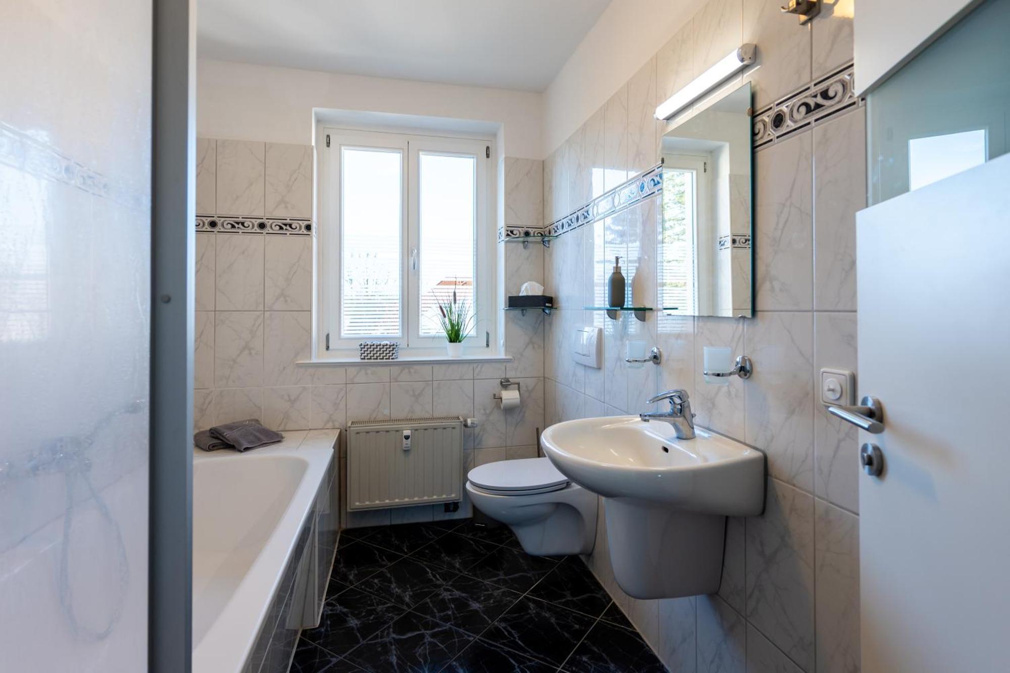 Doppelhaus- Villa Leipzig Schleussig , Moderner Altbau Apartment Dachetage Mit 2 Schlafzimmern Und Separatem Zusatzzimmer , Parkplatz - Balkon - Kamin - Eicheparkett - Arbeitsplatz Eksteriør billede