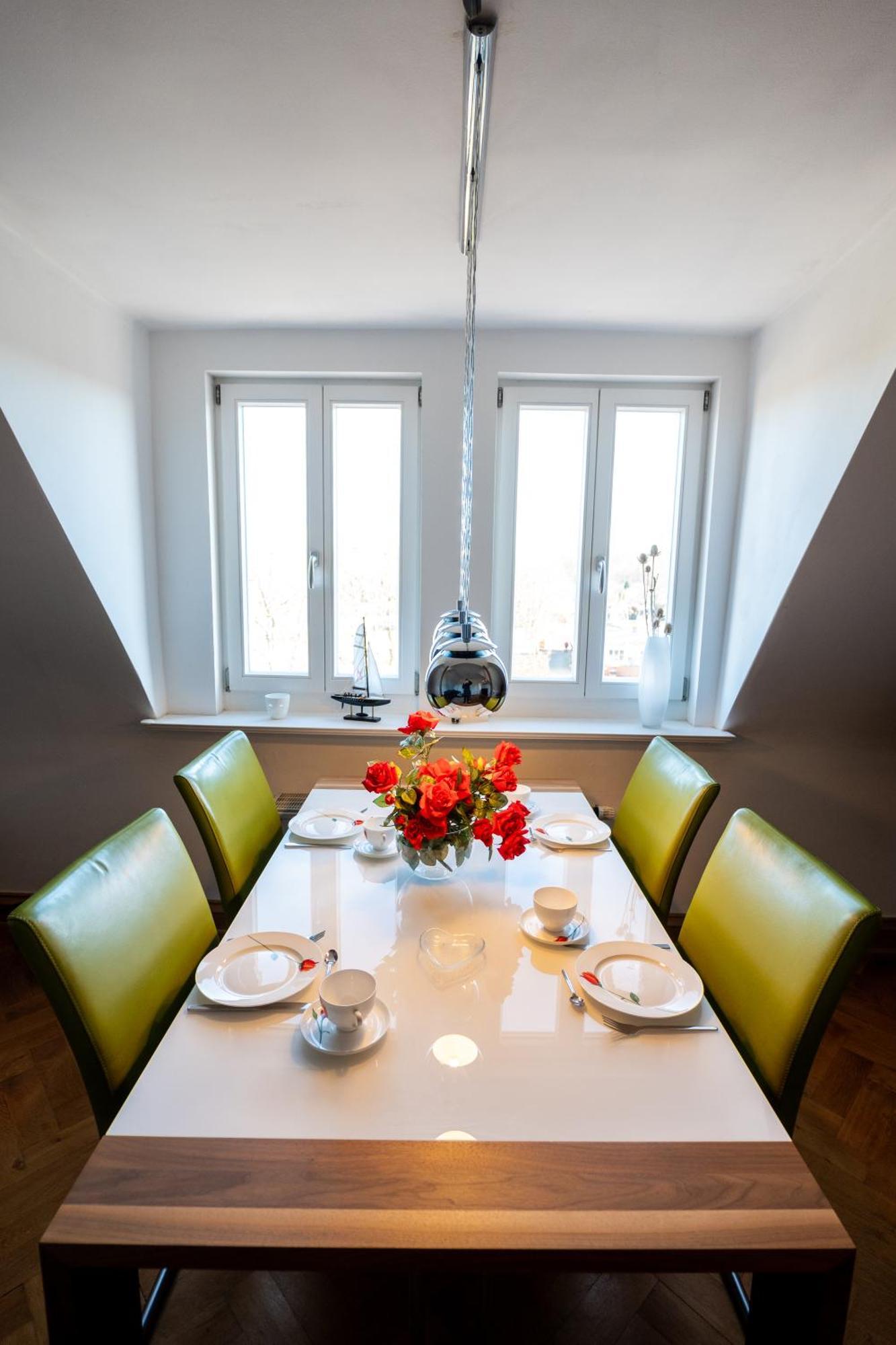 Doppelhaus- Villa Leipzig Schleussig , Moderner Altbau Apartment Dachetage Mit 2 Schlafzimmern Und Separatem Zusatzzimmer , Parkplatz - Balkon - Kamin - Eicheparkett - Arbeitsplatz Eksteriør billede