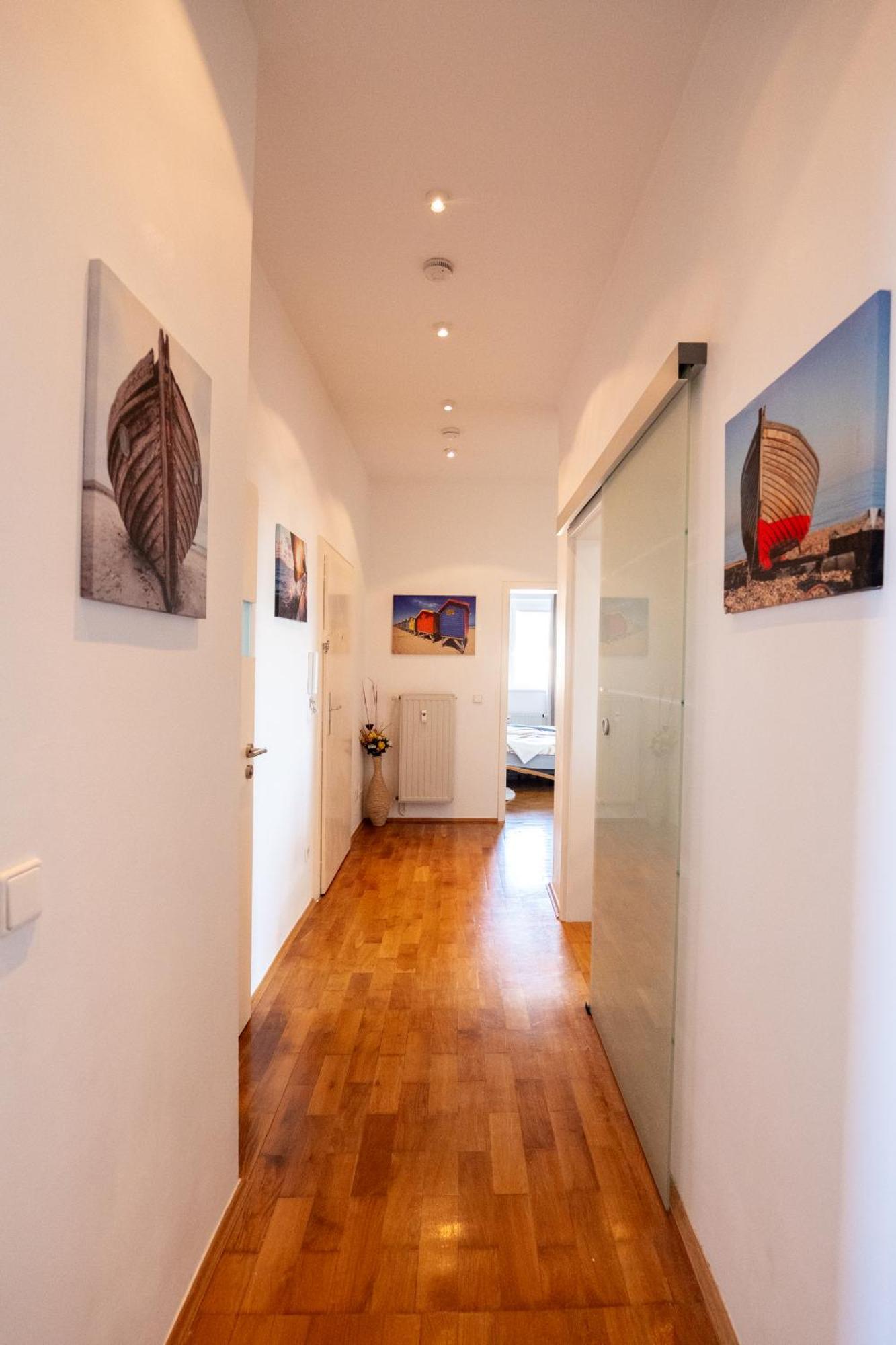 Doppelhaus- Villa Leipzig Schleussig , Moderner Altbau Apartment Dachetage Mit 2 Schlafzimmern Und Separatem Zusatzzimmer , Parkplatz - Balkon - Kamin - Eicheparkett - Arbeitsplatz Eksteriør billede