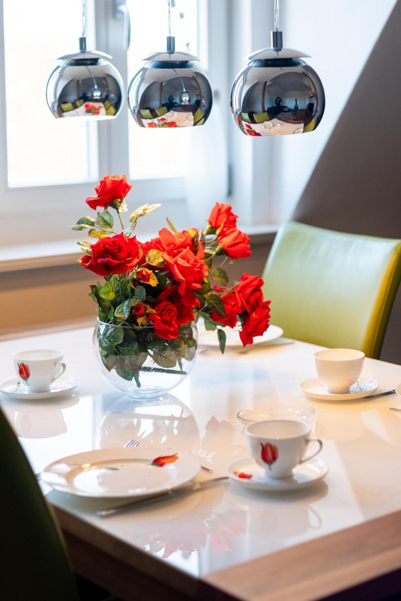 Doppelhaus- Villa Leipzig Schleussig , Moderner Altbau Apartment Dachetage Mit 2 Schlafzimmern Und Separatem Zusatzzimmer , Parkplatz - Balkon - Kamin - Eicheparkett - Arbeitsplatz Eksteriør billede