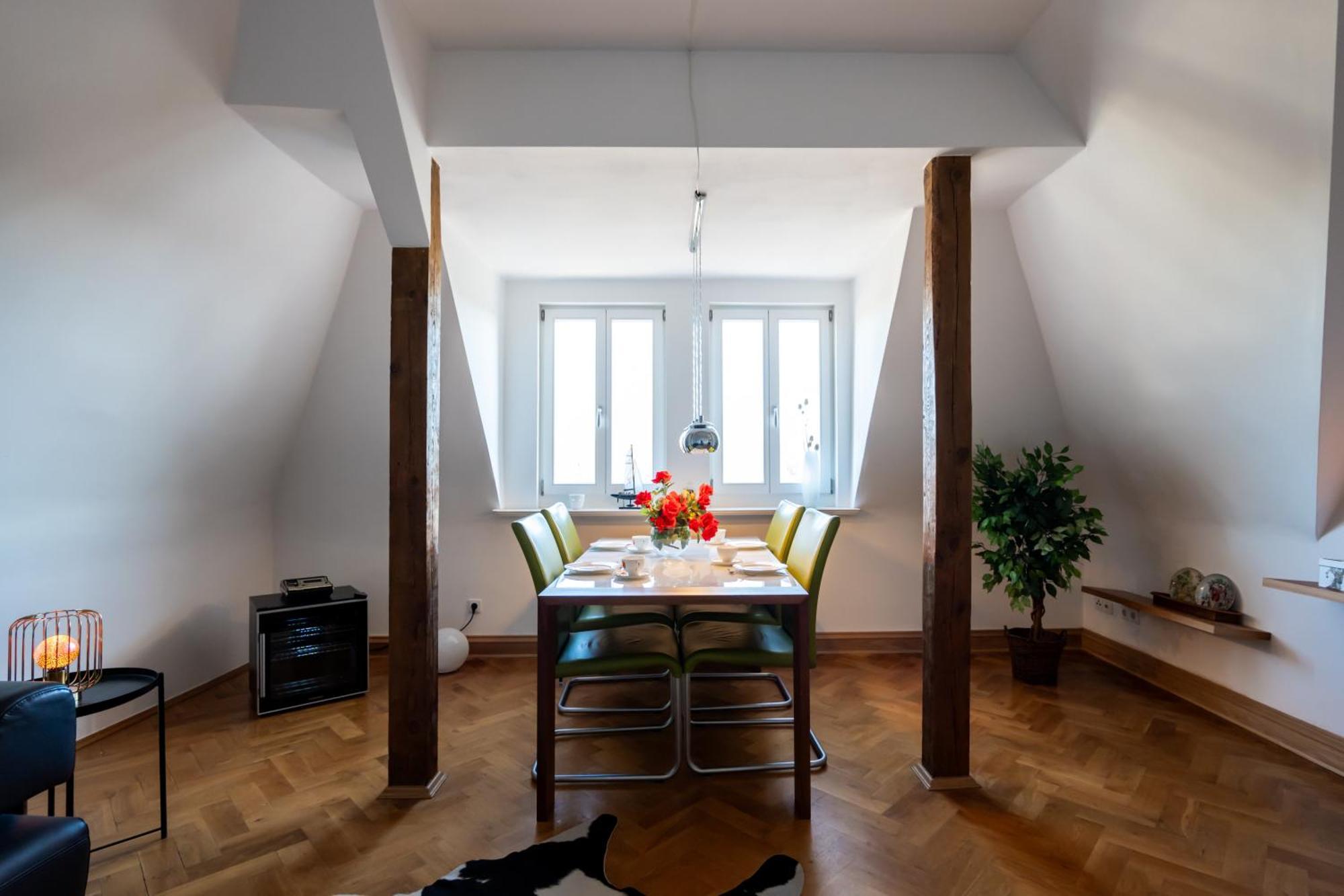 Doppelhaus- Villa Leipzig Schleussig , Moderner Altbau Apartment Dachetage Mit 2 Schlafzimmern Und Separatem Zusatzzimmer , Parkplatz - Balkon - Kamin - Eicheparkett - Arbeitsplatz Eksteriør billede