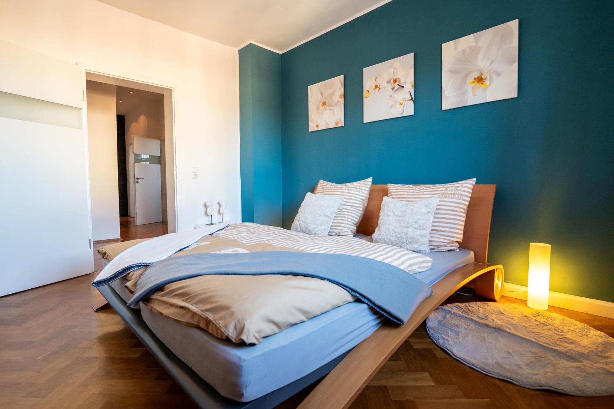 Doppelhaus- Villa Leipzig Schleussig , Moderner Altbau Apartment Dachetage Mit 2 Schlafzimmern Und Separatem Zusatzzimmer , Parkplatz - Balkon - Kamin - Eicheparkett - Arbeitsplatz Eksteriør billede