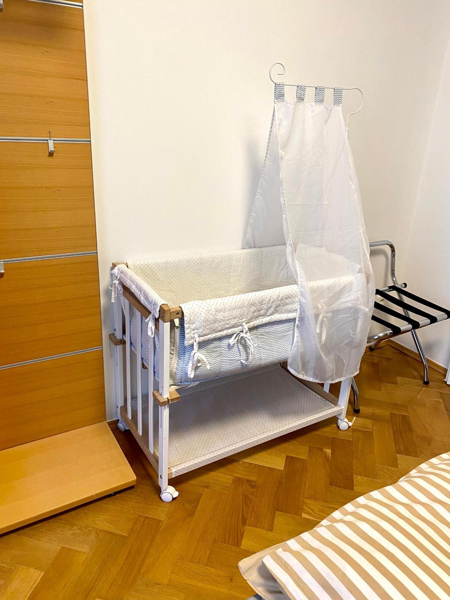 Doppelhaus- Villa Leipzig Schleussig , Moderner Altbau Apartment Dachetage Mit 2 Schlafzimmern Und Separatem Zusatzzimmer , Parkplatz - Balkon - Kamin - Eicheparkett - Arbeitsplatz Eksteriør billede
