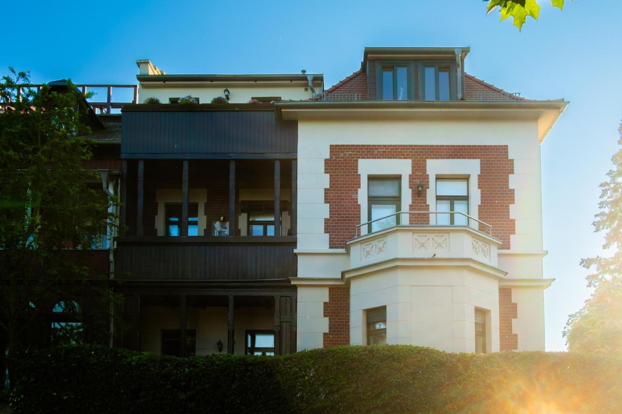 Doppelhaus- Villa Leipzig Schleussig , Moderner Altbau Apartment Dachetage Mit 2 Schlafzimmern Und Separatem Zusatzzimmer , Parkplatz - Balkon - Kamin - Eicheparkett - Arbeitsplatz Eksteriør billede