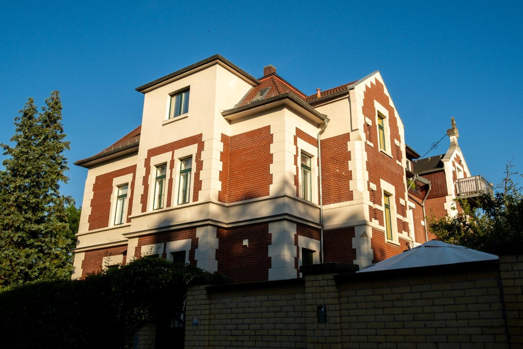 Doppelhaus- Villa Leipzig Schleussig , Moderner Altbau Apartment Dachetage Mit 2 Schlafzimmern Und Separatem Zusatzzimmer , Parkplatz - Balkon - Kamin - Eicheparkett - Arbeitsplatz Eksteriør billede